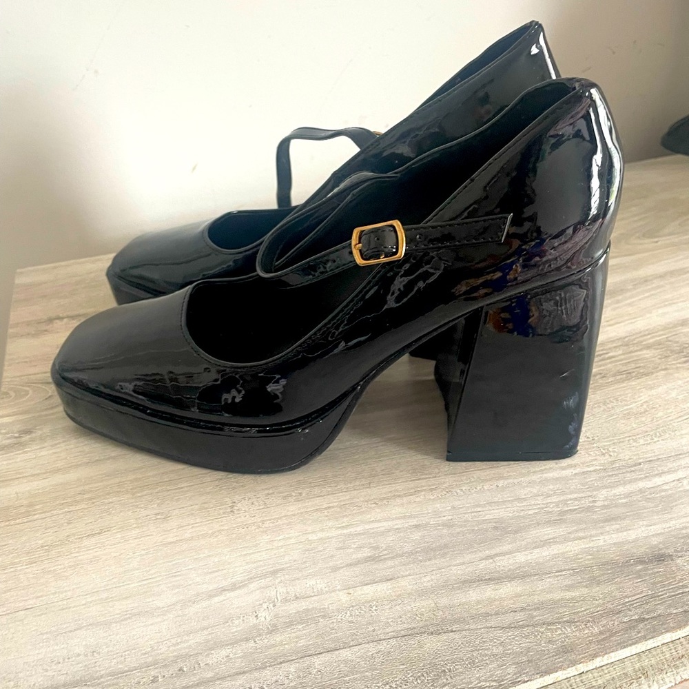 Beautiful block heel shoes. Hardly used .